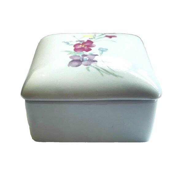 Vintage Ceramic Lilly Flower Trinket Box Lilacs Pink Yellow Purple Jewelry Ring - Picture 3 of 11